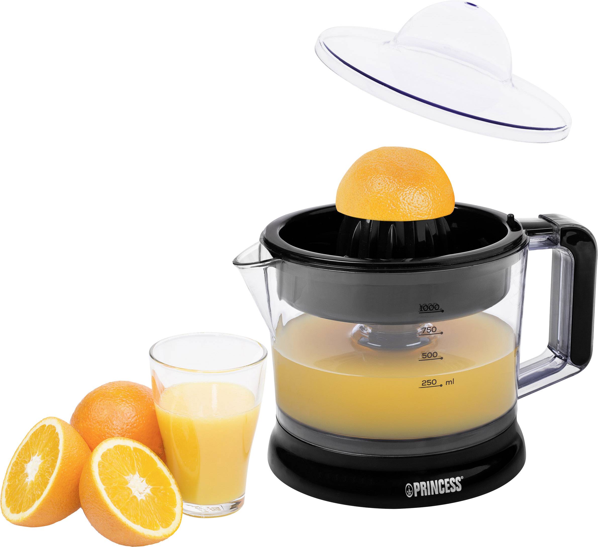 Elektrische citruspers met zwarte behuizing, perst sinaasappelsap. Glas met vers sap en gesneden sinaasappels ernaast.