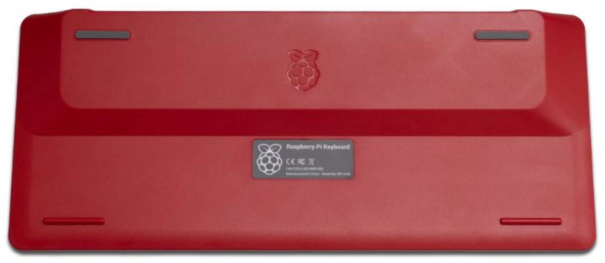Achterkant van een rode toetsenbord met Raspberry Pi-logo in het midden en productinformaties onderaan.
