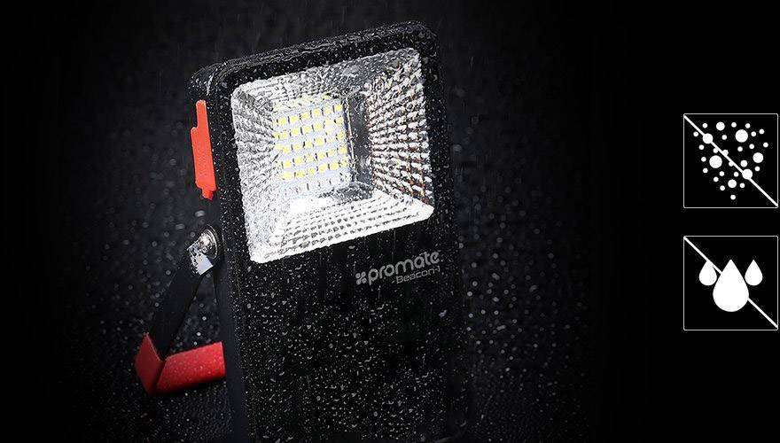 Een waterdichte LED-schijnwerper in een strak design, met de tekst 'promate'. Geschikt voor buitengebruik bij regen.