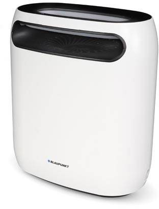 Witte luchtreiniger met zwart bedieningspaneel aan de bovenkant, Blaupunkt-merklogo onderaan in het midden.