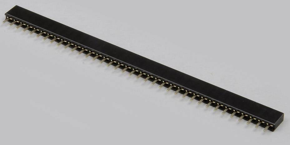 Een zwarte GPIO-pinlijst met meerdere gouden pinnen voor aansluiting op elektronische apparaten of printplaten.
