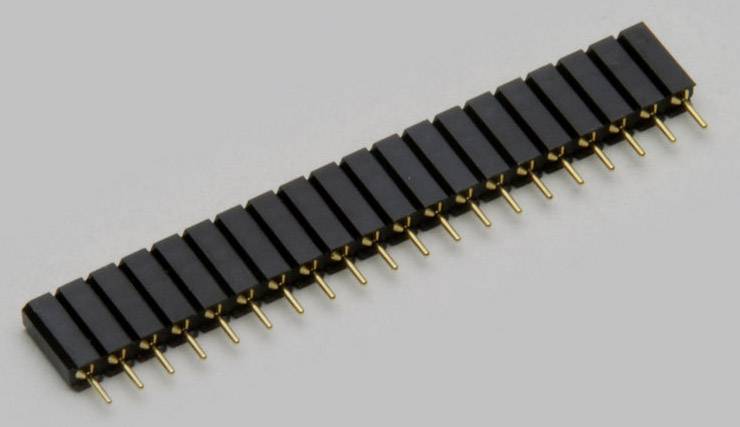 Stekkerbalk met 20 pinnen in twee rijen, zwart en goudkleurig, op een grijze achtergrond, wordt gebruikt voor elektronische verbindingen.