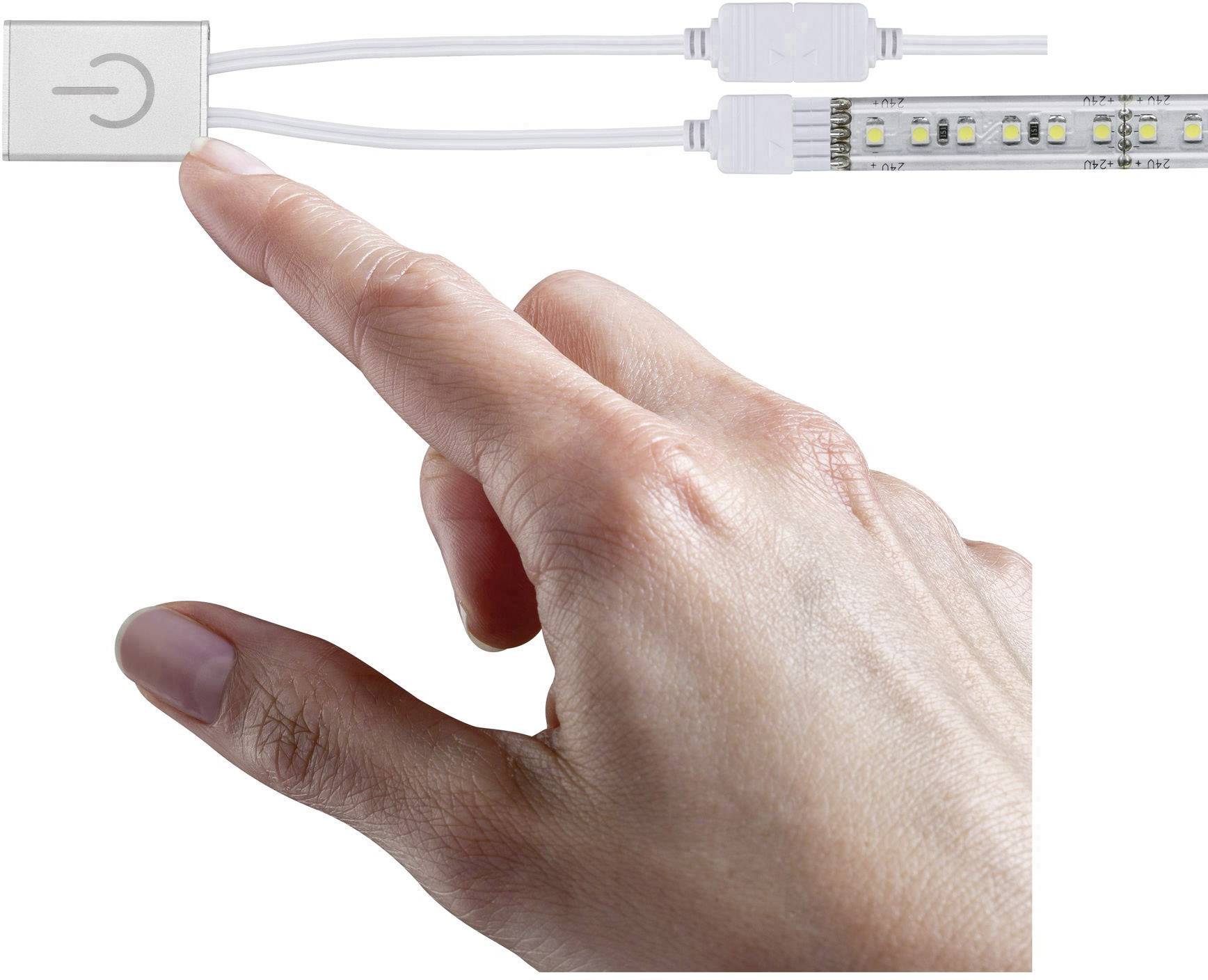Hand raakt een touchschakelaar aan die verbonden is met een LED-strip.