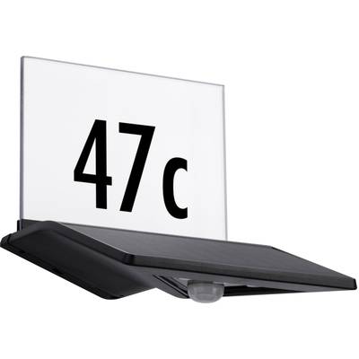 Verlicht bord toont '47c' in zwarte letters op een witte achtergrond. Daaronder een donkergrijs behuizing met bewegingssensor.