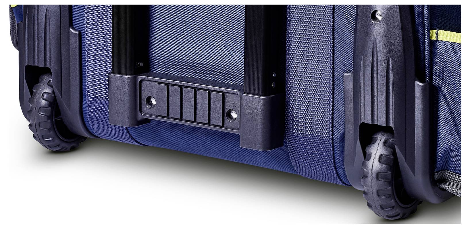 Close-up van de onderkant van een blauwe koffer met twee wielen en verstevigde hoeken, ontworpen voor stabiliteit en bescherming.