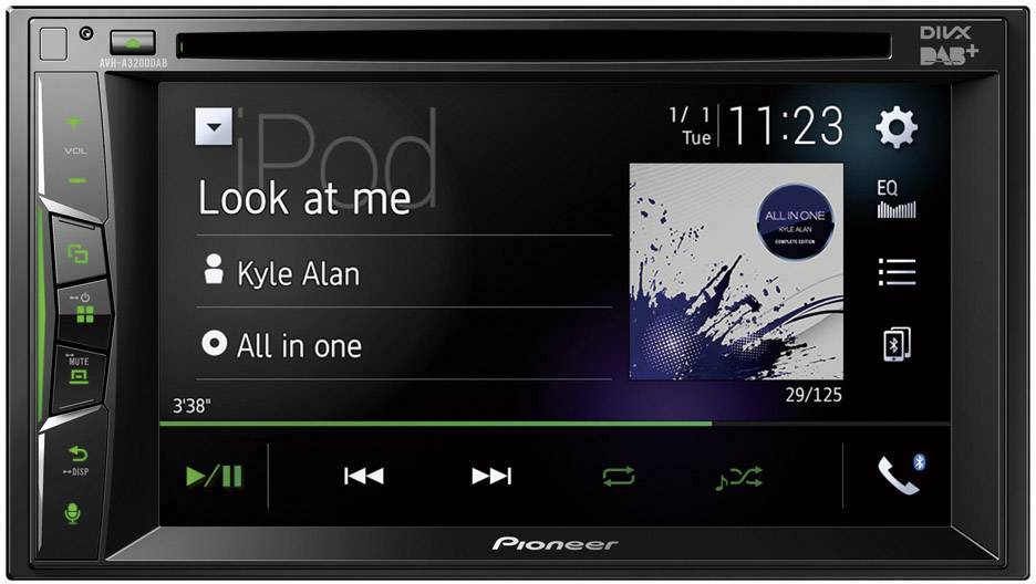 Een auto-audiosysteemdisplay toont 'Look at me' van 'Kyle Alan'. Het nummer 'All in one' speelt, 3 minuten 38 seconden, titel 29 van 125.