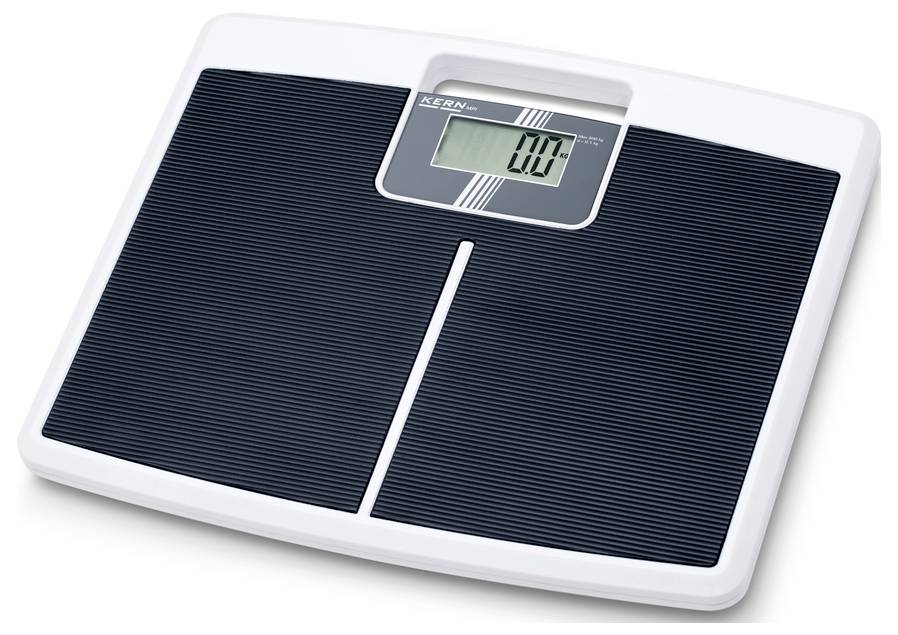 Zwarte personenweegschaal met digitaal display dat '0.0' aangeeft, op een witte ondergrond. Ideaal voor het wegen van personen.