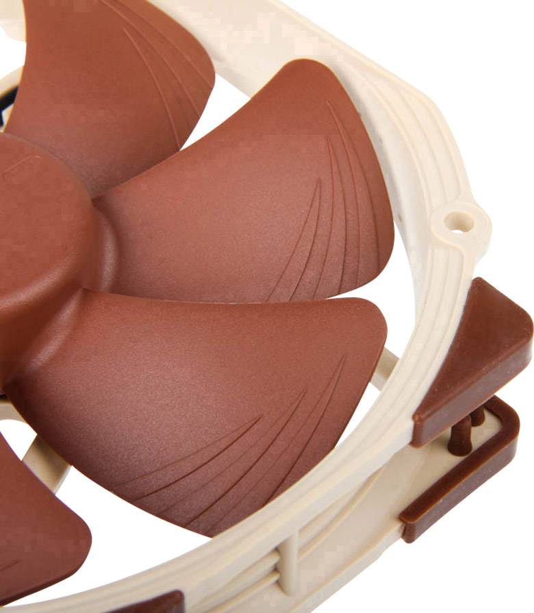 Close-up van een bruin-witte computerventilator met vijf schoepen, in een kunststof behuizing. De ventilator is gekanteld, structuurdetails zijn zichtbaar.