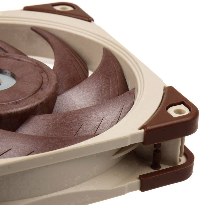 Close-up van een computerventilator met een beige behuizing en bruine ventilatorbladen.