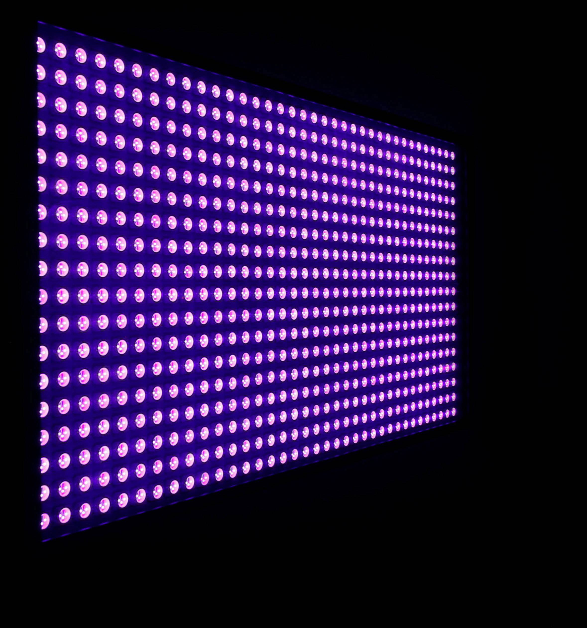 Here is the Dutch translation:<br><br>'Rechthoekige LED-plaat straalt paars licht uit, verlicht gelijkmatig in donkere omgeving. Belangrijkste lichtbron in beeld.'