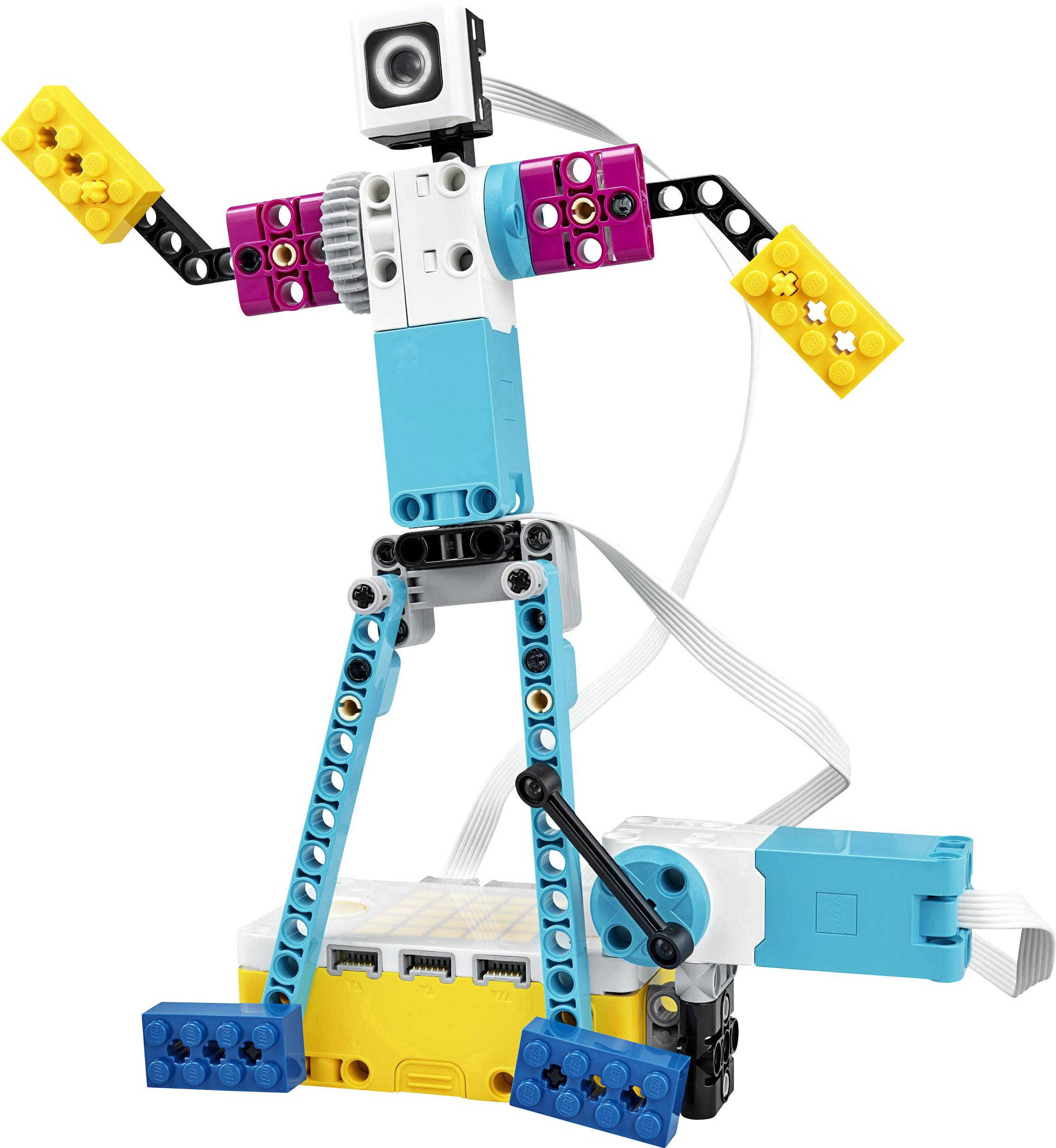 Een kleurrijke Lego-robot met een gele romp, blauwe benen en roze armen heft de armen. Hij staat op een witte basis.