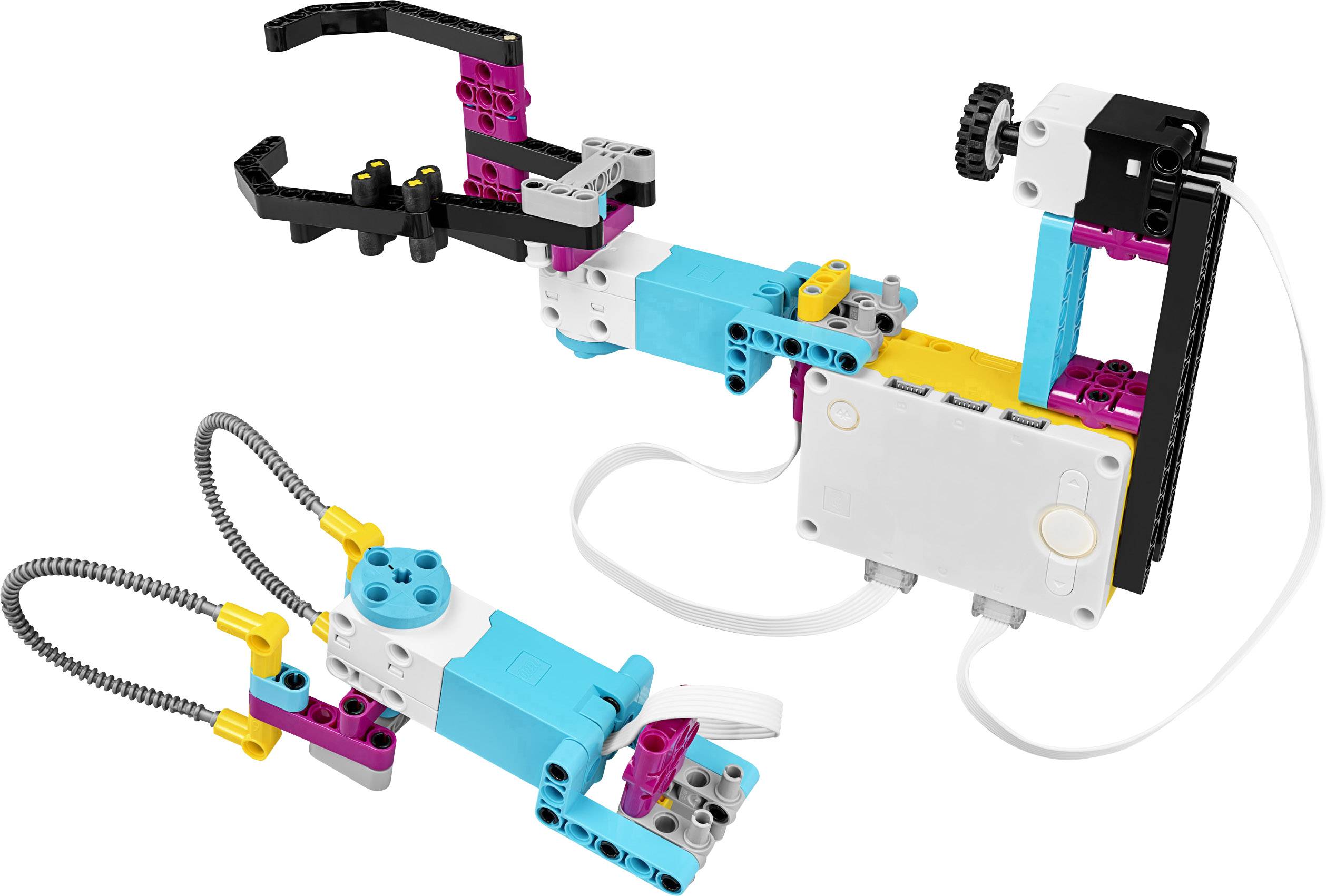 Een robotarm gemaakt van gekleurde bouwblokken, voorzien van een grijphand en elektronische componenten, toont een eenvoudig mechanisme voor educatieve doeleinden.