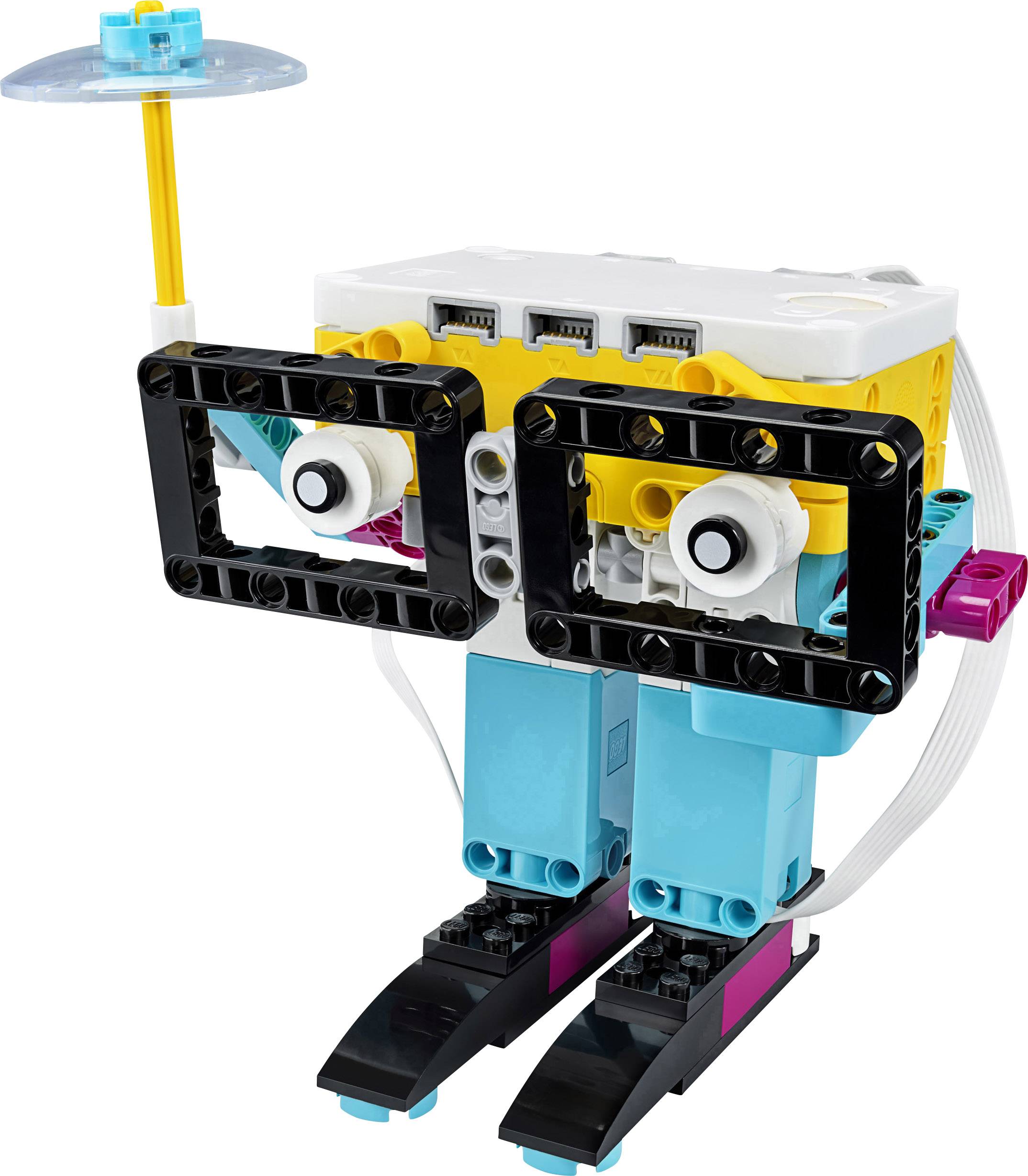 Een kleurrijke LEGO-robot met grote, rechthoekige ogen en blauwe benen houdt een gele antenne met een blauwe punt vast.