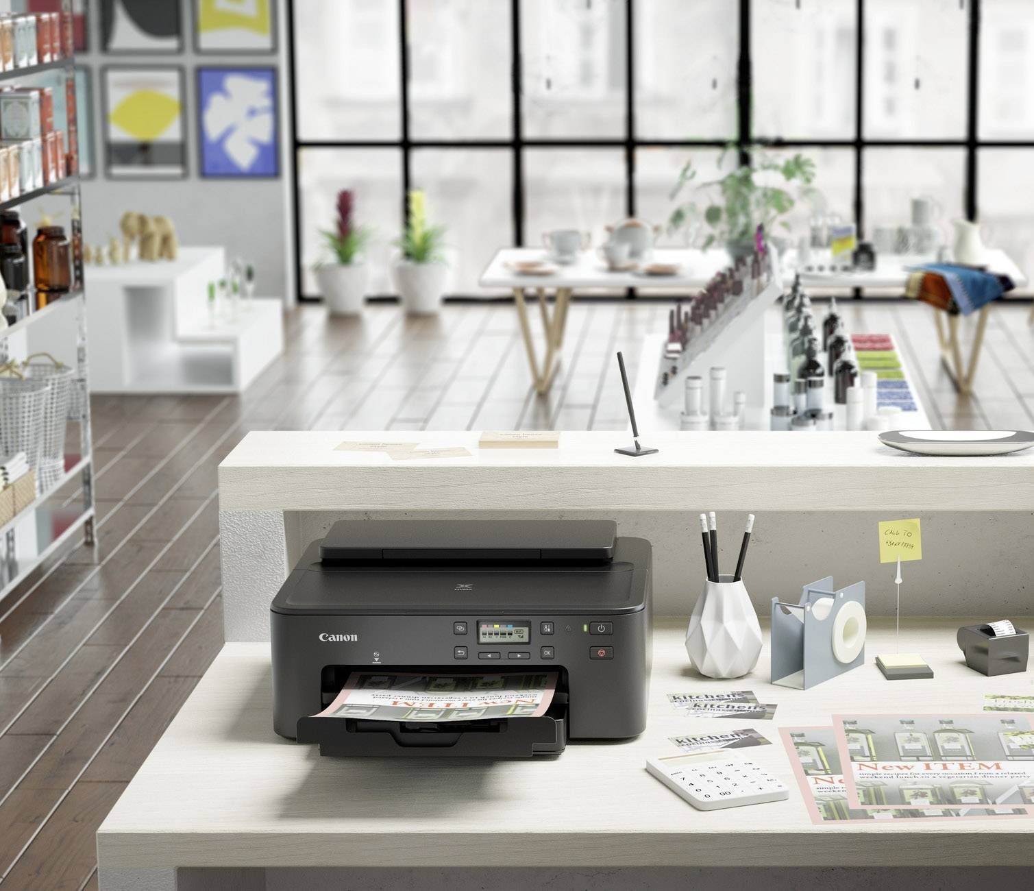 Een printer drukt een document in een modern kantoor. Op de achtergrond zijn planken, planten en werkbenodigdheden zichtbaar.