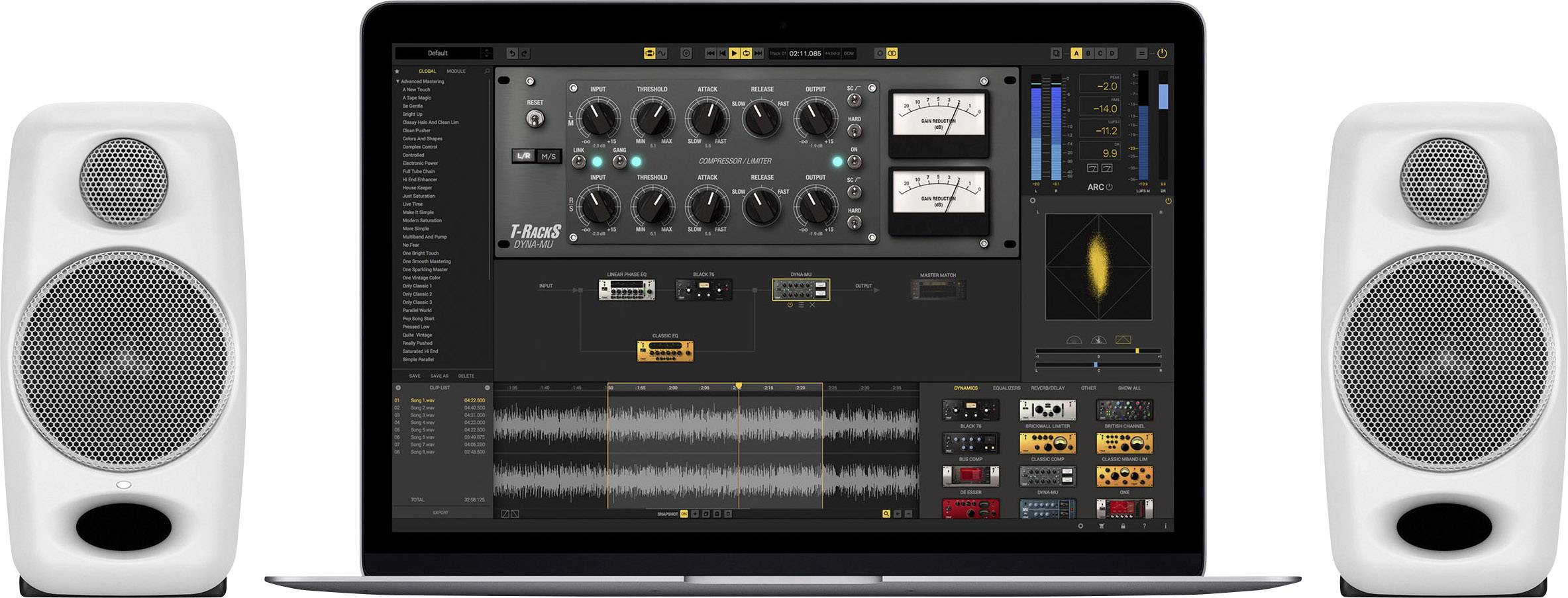 Een laptop vertoont een audiosoftware met een mengpaneel-interface. Twee witte luidsprekers staan links en rechts van de laptop.