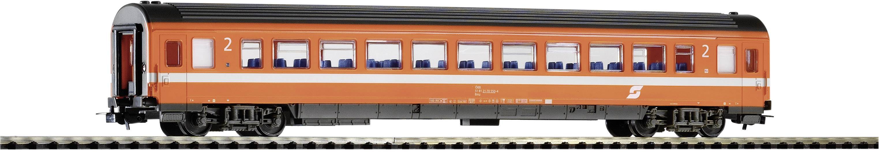 Een oranje modeltreinwagon van de tweede klasse op een spoor, met witte strepen en meerdere ramen.