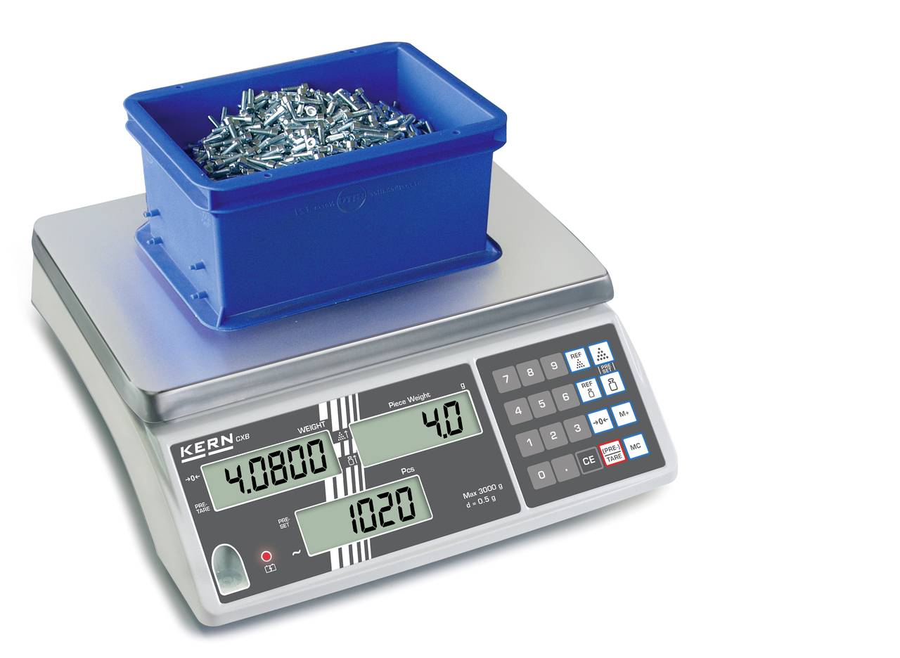 Blauwe schaal met metalen onderdelen op een digitale weegschaal. Display toont '4,0800 kg' gewicht, '4,0' gewicht per stuk, '1020' aantal stuks.