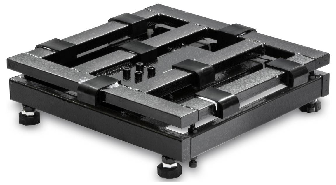 Zwart, stapelbaar, vierkant HDD-behuizing op shelves met rubberen voeten en metalen rails, geschikt voor serverruimtes.