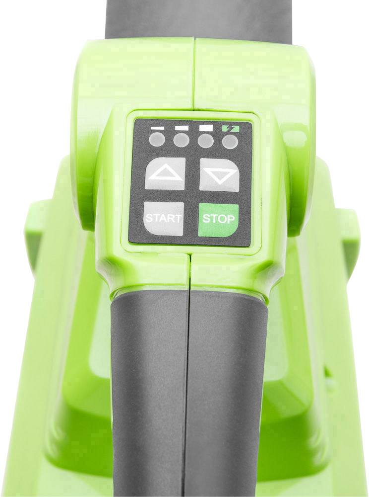 Elektronisch bedieningspaneel van een groene machine met 'Start'- en 'Stop'-knop en richtingspijlen.