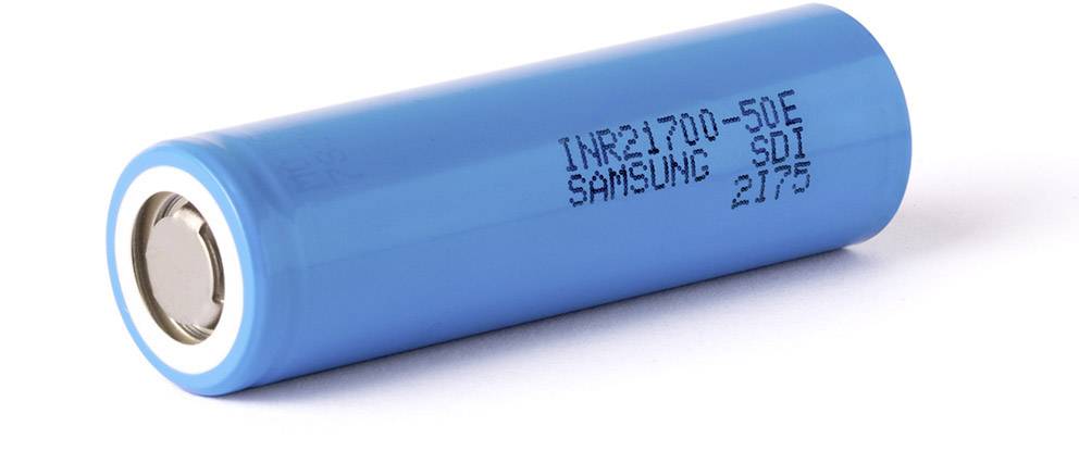 Een blauwe, cilindrische lithium-ion-accu met het opschrift 'INR21700-50E', geschikt voor apparaten met hoge energievereisten.