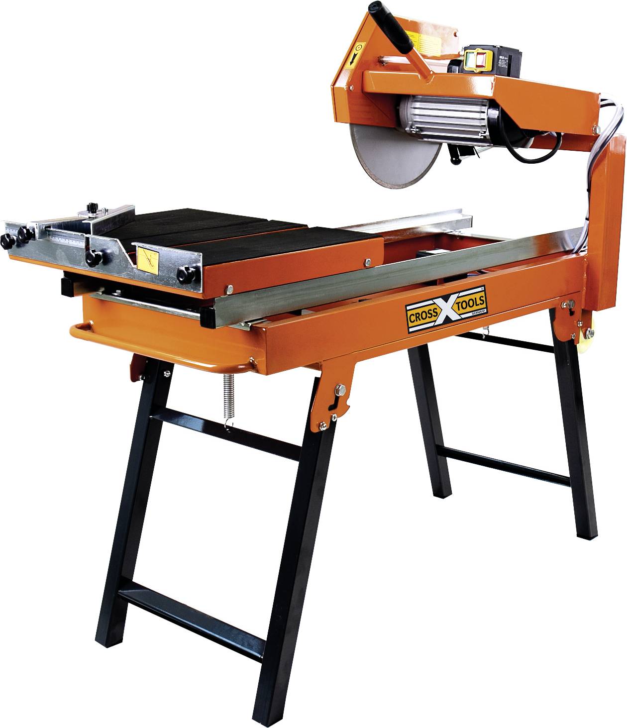 Een oranje steentegelzaag met een groot rond zaagblad, gemonteerd op een stevig metalen frame voor nauwkeurige snedes.