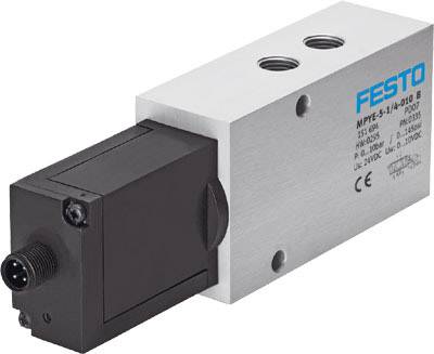 Een rechthoekig pneumatisch ventiel van Festo met een zwart en zilver behuizing en meerdere aansluitingsmogelijkheden.