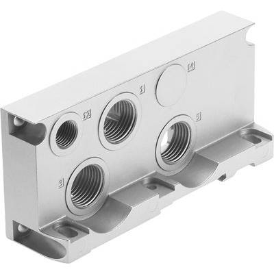 Metalen plaat met meerdere ronde draadgaten van verschillende diameters, technische component.