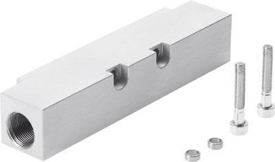 Metalen blok met twee schroefgaten en drie schroeven ernaast. Geschikt voor technische of industriële toepassingen.