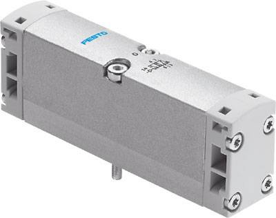 Zilveren pneumatische cilinder met grijze eindkappen en blauwe opdruk, toont robuuste constructie en wordt industrieel toegepast.