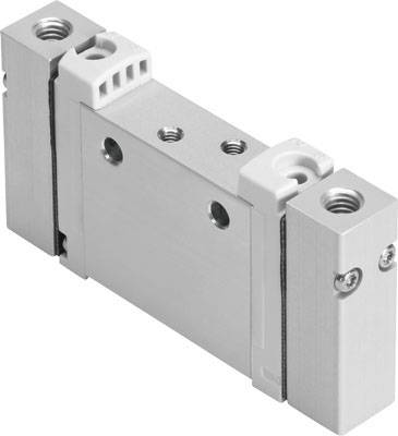 Metalen onderdeel met rechthoekige vorm, gaten en aansluitingen aan de zijkanten. Wordt vaak gebruikt in technische apparaten.