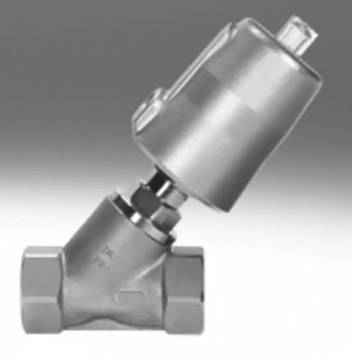 Pneumatisch aangedreven Y-vormige metalen klep, gebruikt in industriële toepassingen voor het regelen van vloeistoffen of gassen.