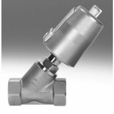 Pneumatisch aangedreven Y-vormige metalen klep, gebruikt in industriële toepassingen voor het regelen van vloeistoffen of gassen.
