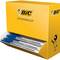 Gele BIC-pennenbox met blauwe balpennen, geopend om uit te nemen. Website-adres 'WWW.BICWORLD.COM' op de doos.