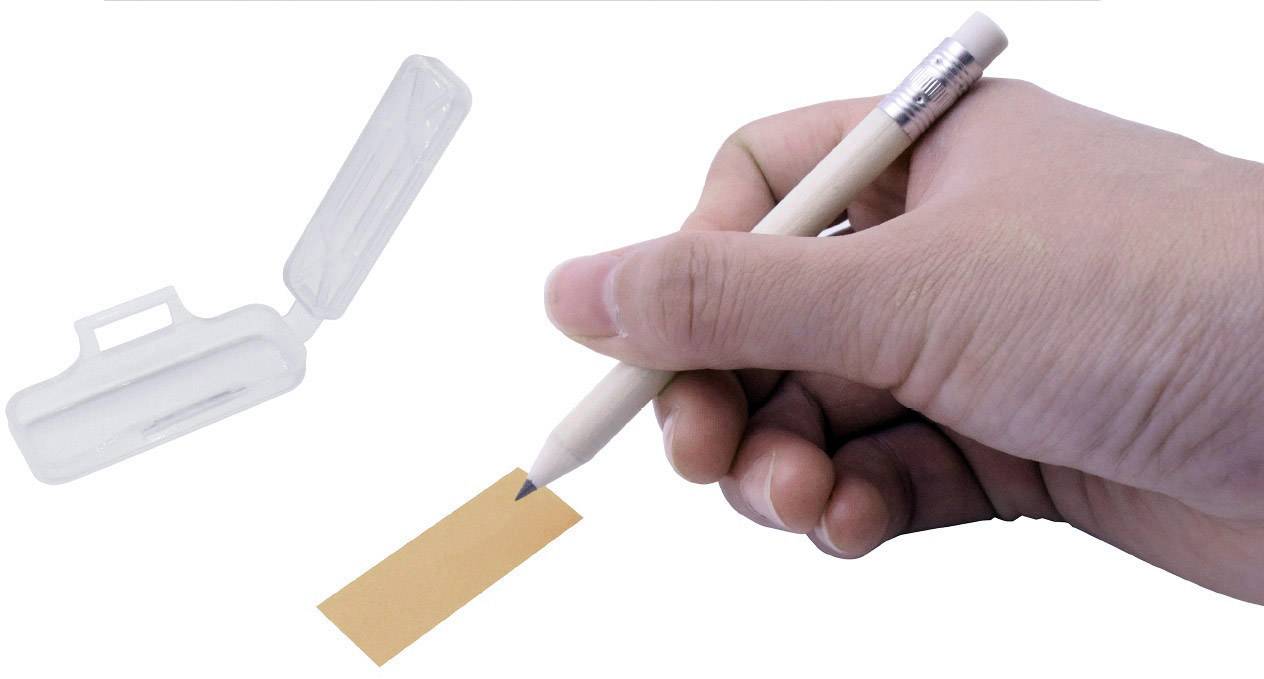 Een hand houdt een witte pen vast en schrijft op een klein, oranje etiket. Ernaast bevindt zich een transparante plastic hoes.