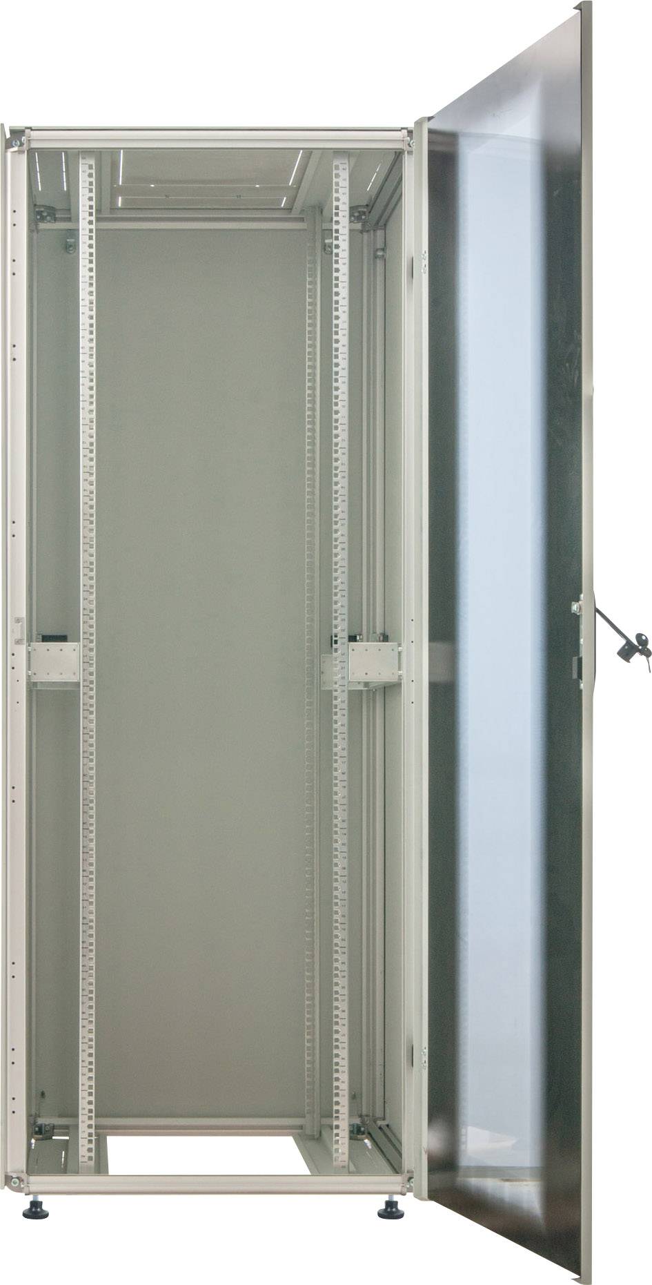 Metalen kast met geopende deur, toont lege binnenvakken en raildragers, geschikt voor de opslag van IT-apparatuur.