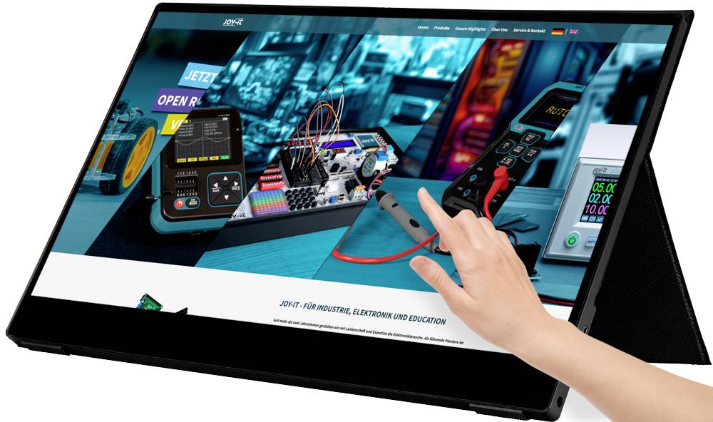 Een scherm toont een webpagina met elektronische apparaten en meetinstrumenten. Een hand interageert met het touchscreen.