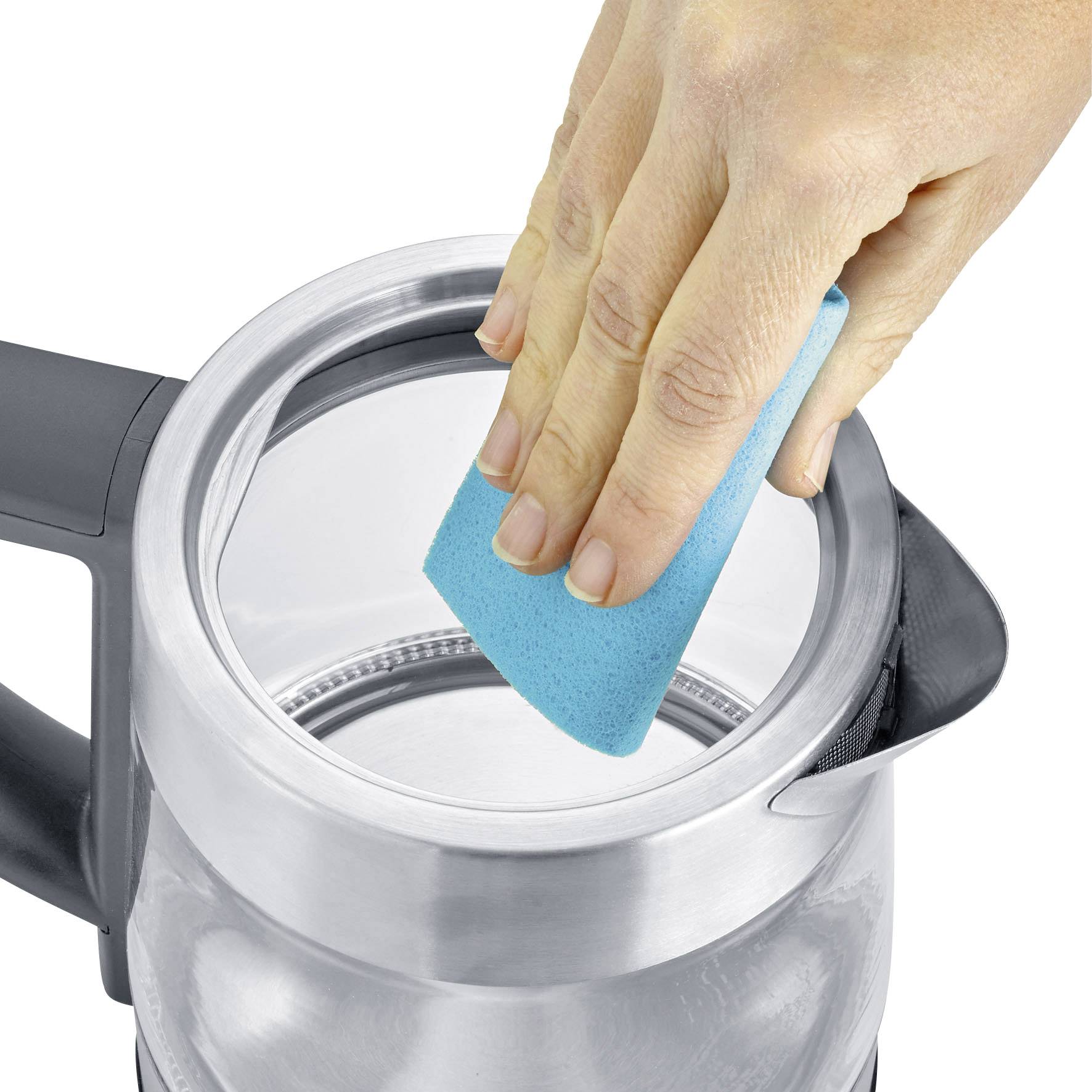 Een hand reinigt de binnenkant van een waterkoker met een blauwe spons. De waterkoker is van metaal en heeft een zwarte handgreep.