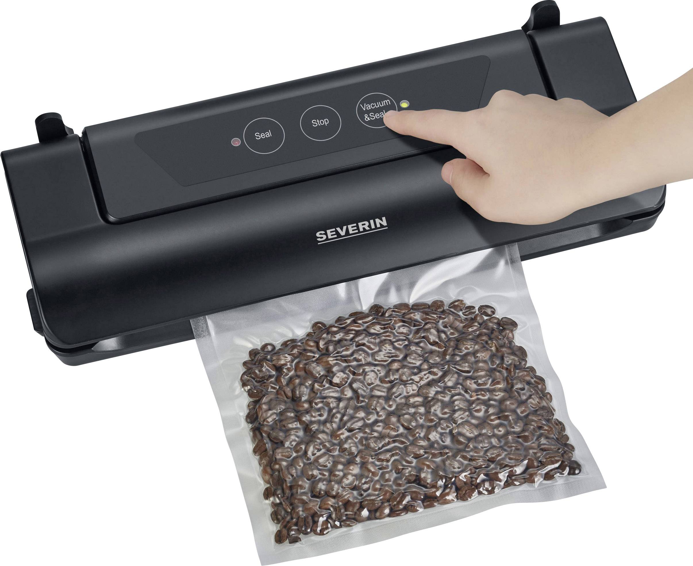 Een hand bedient een vacuümmachine die koffiebonen in een plastic zak vacumeert.