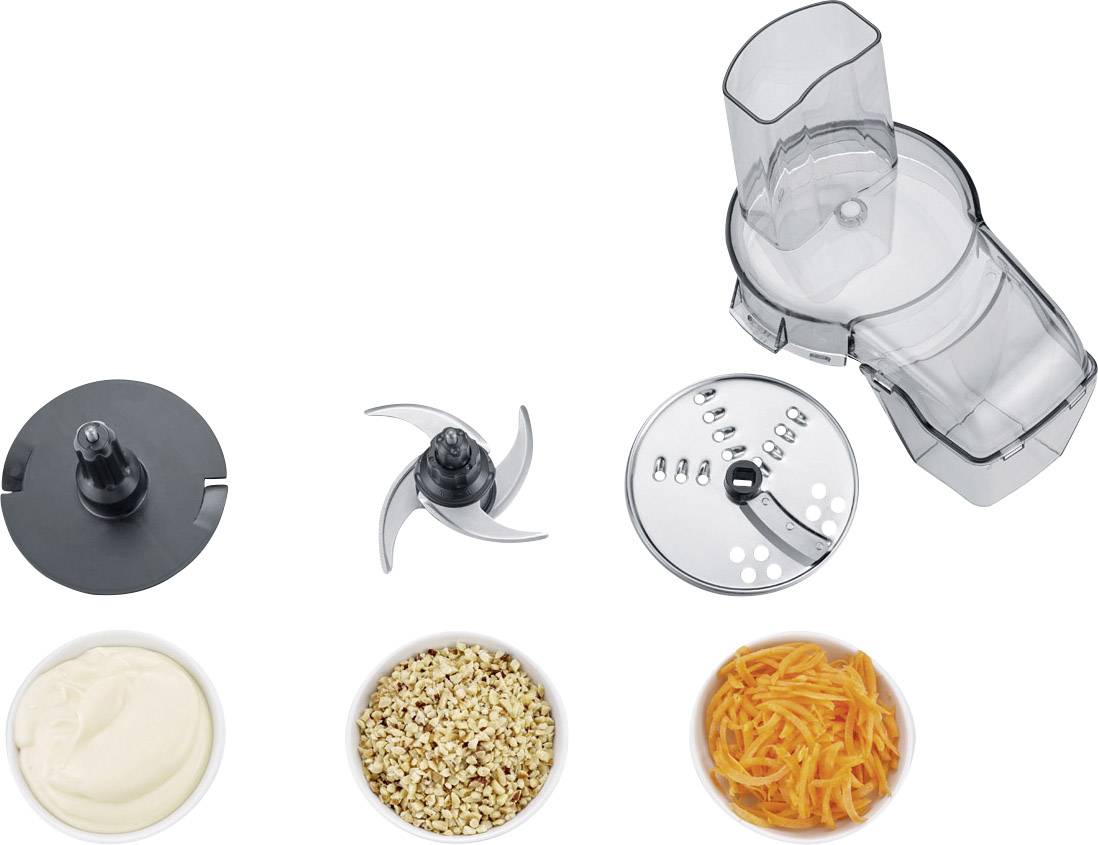 Een keukenmachine met drie opzetstukken en drie kommen: een met puree, een met gehakte noten en een met geraspte wortelen.
