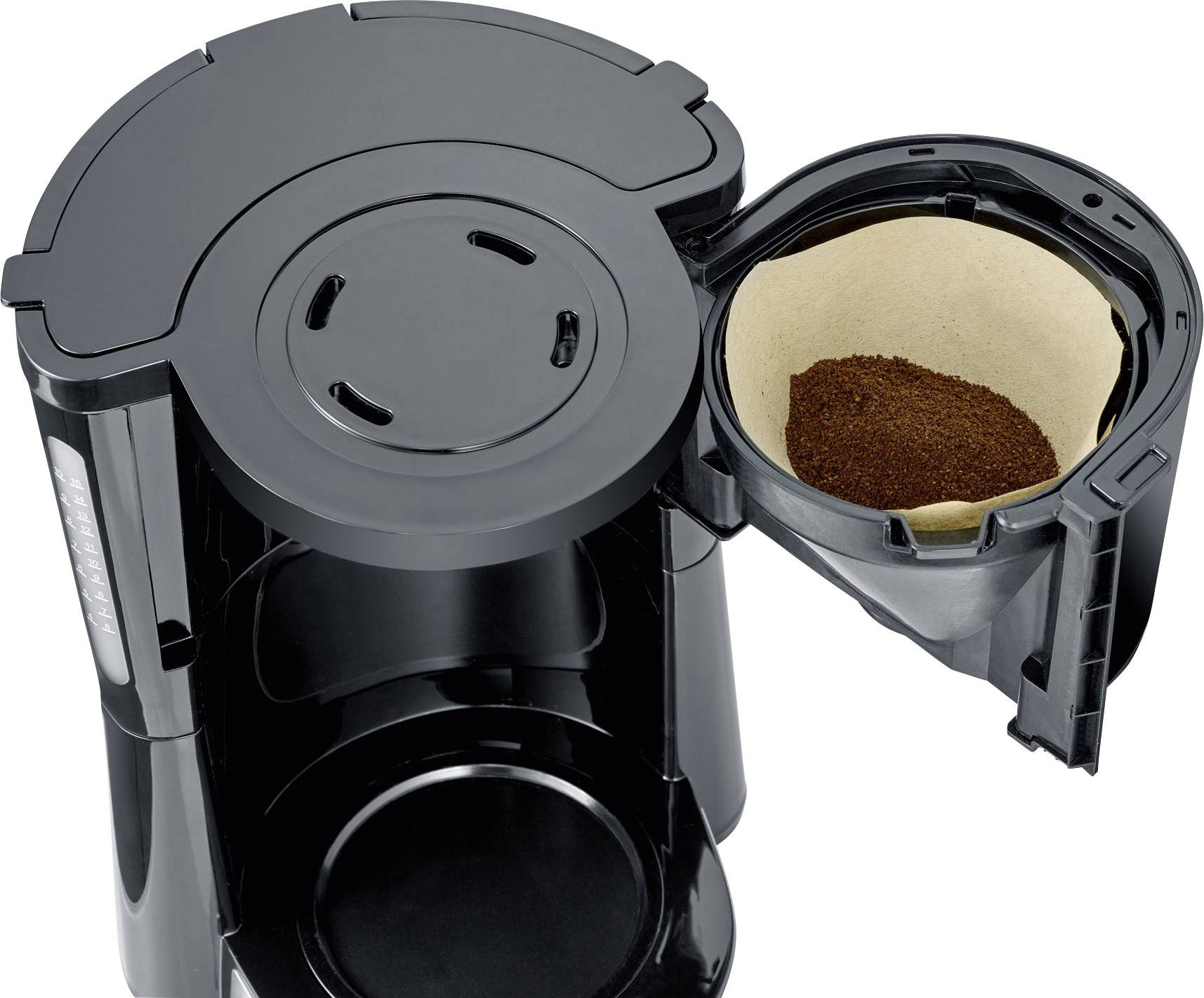 Een open koffiemachine met verwijderd filterpatroon dat gevuld is met koffiepoeder.