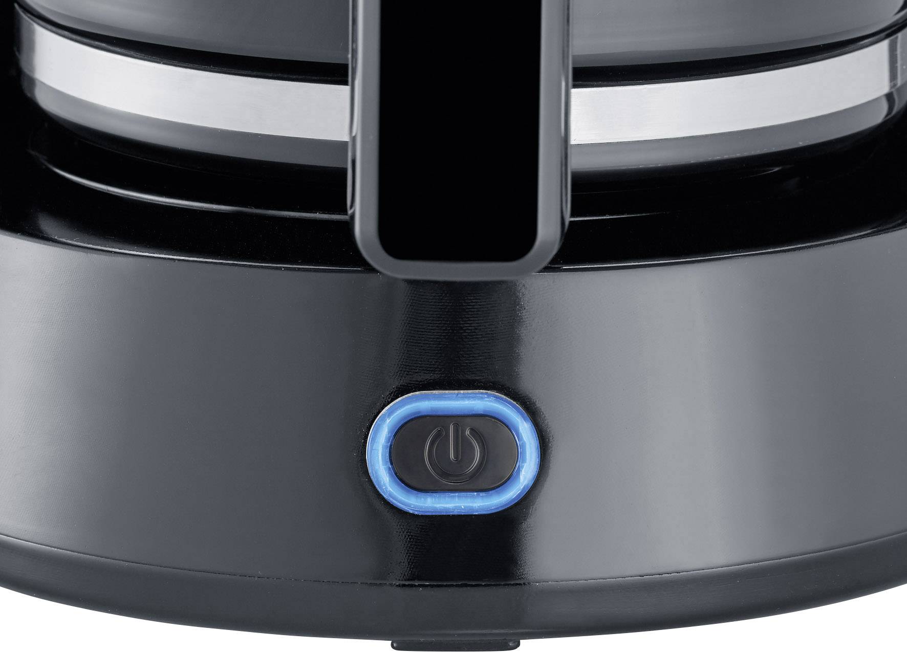 Zwarte waterkoker met blauw verlichte aan-/uitschakelaar in close-up.