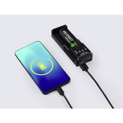 Een smartphone wordt opgeladen, naast een acculader met een batterij. Beide apparaten zijn met kabels verbonden.