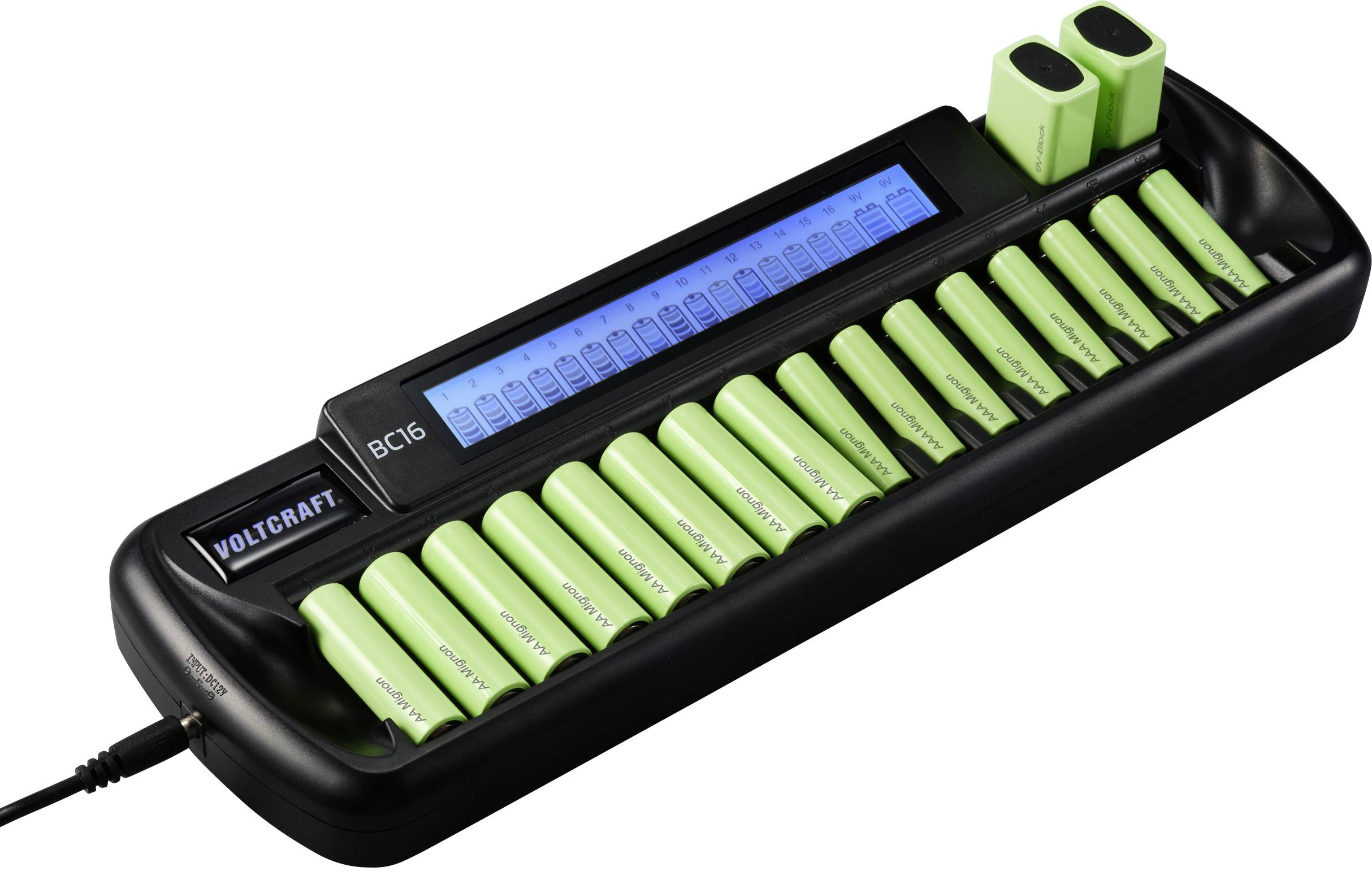 Een batterijlader met 16 groene batterijen op een zwart platform, met twee grotere batterijen. Een display toont laadgegevens.