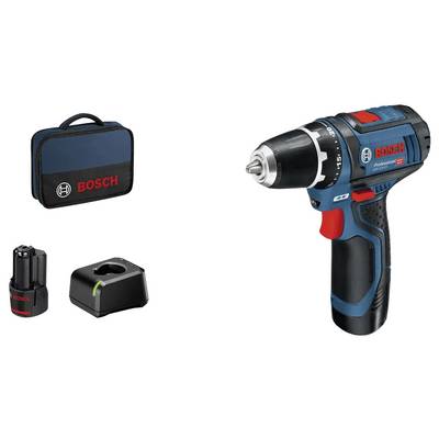 Een snoerloze boormachine met een koffer, accu en oplader. De boormachine is blauw met een zwart en rood handvat, en de koffer is donker van kleur met het 'Bosch' logo.