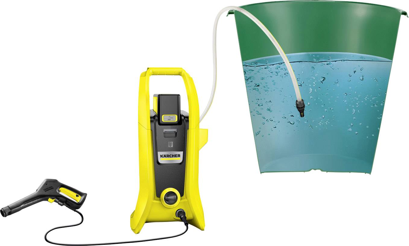 Een gele hogedrukreiniger met slang is aangesloten op een groene emmer met water, klaar voor reiniging.