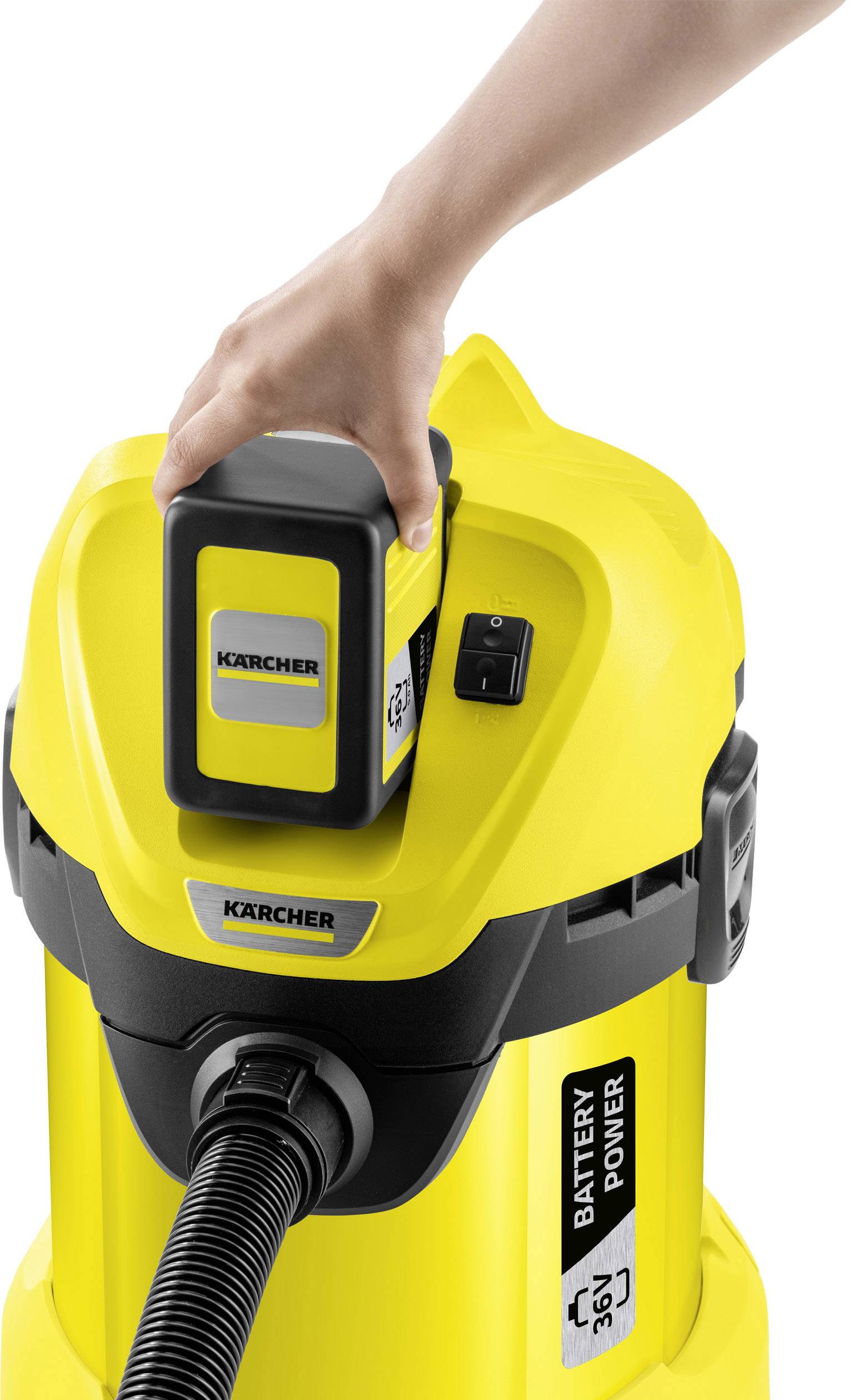 Een hand plaatst een accu in een gele Kärcher stofzuiger. De accu is gemarkeerd als 'Battery Power 36V'.