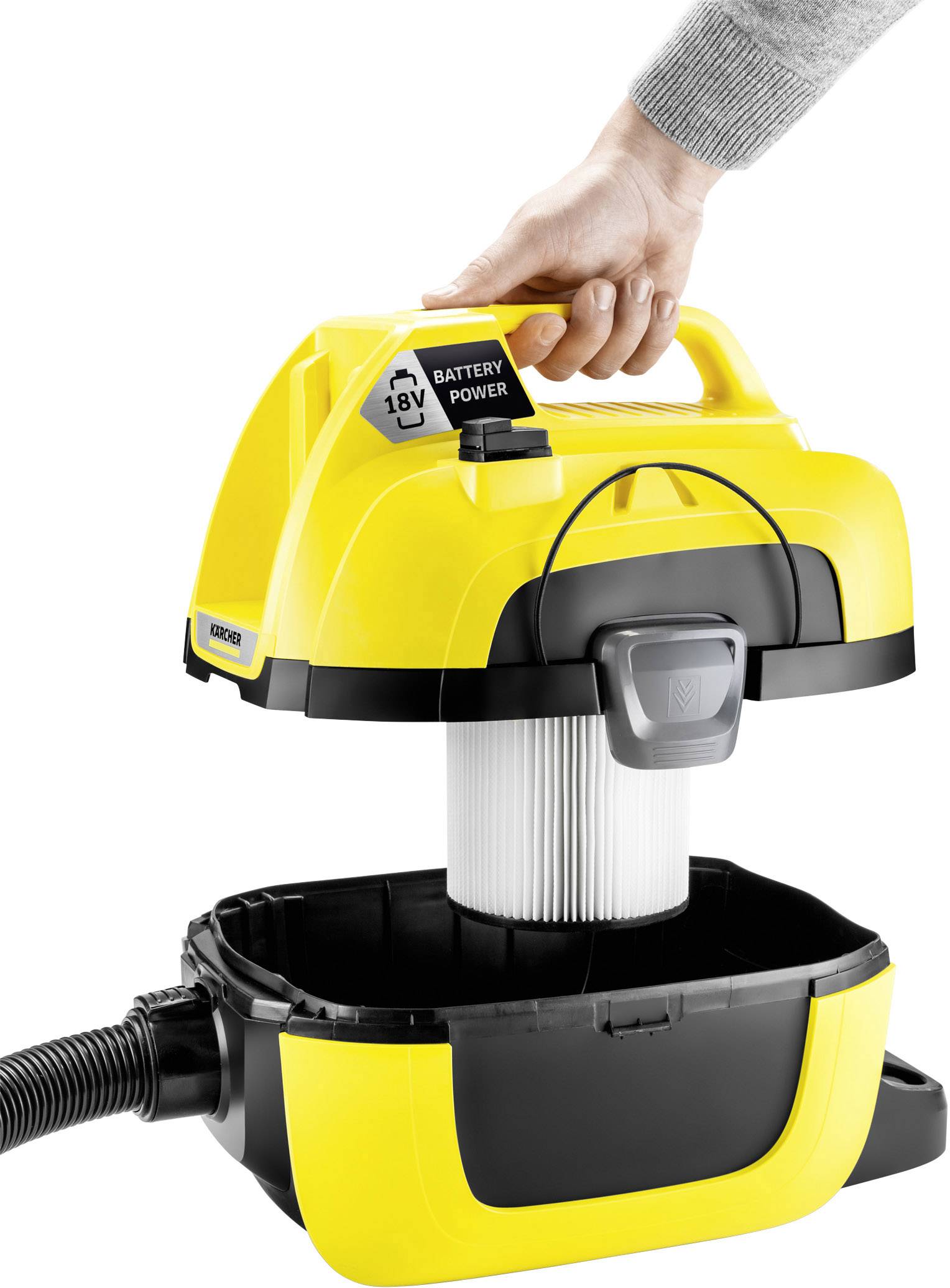 Een gele, draagbare accustofzuiger wordt geopend om de filter zichtbaar te maken. Een hand tilt het bovenste gedeelte op.