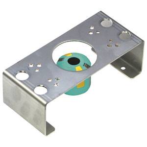 Metalen beugel met gaten en een groen, cilindrisch object in het midden, vermoedelijk een bevestigingsonderdeel.