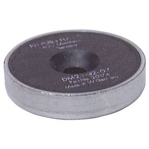 Magnetische metalen schijf met een centraal gat, opschrift 'DM2-52-07', geschikt voor industriële bevestigingstoepassingen.