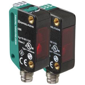 Twee elektronische sensoren van Pepperl+Fuchs met een groene achterkant en een zwarte behuizing, geschikt voor 10-30 V gelijkstroom.